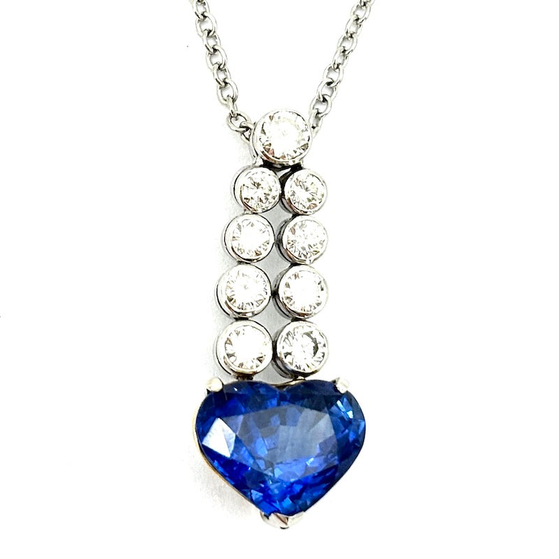 Ciondolo cuore di zaffiro da 8 ct, con brillanti e catena in oro bianco e brillanti; 11.56 gr