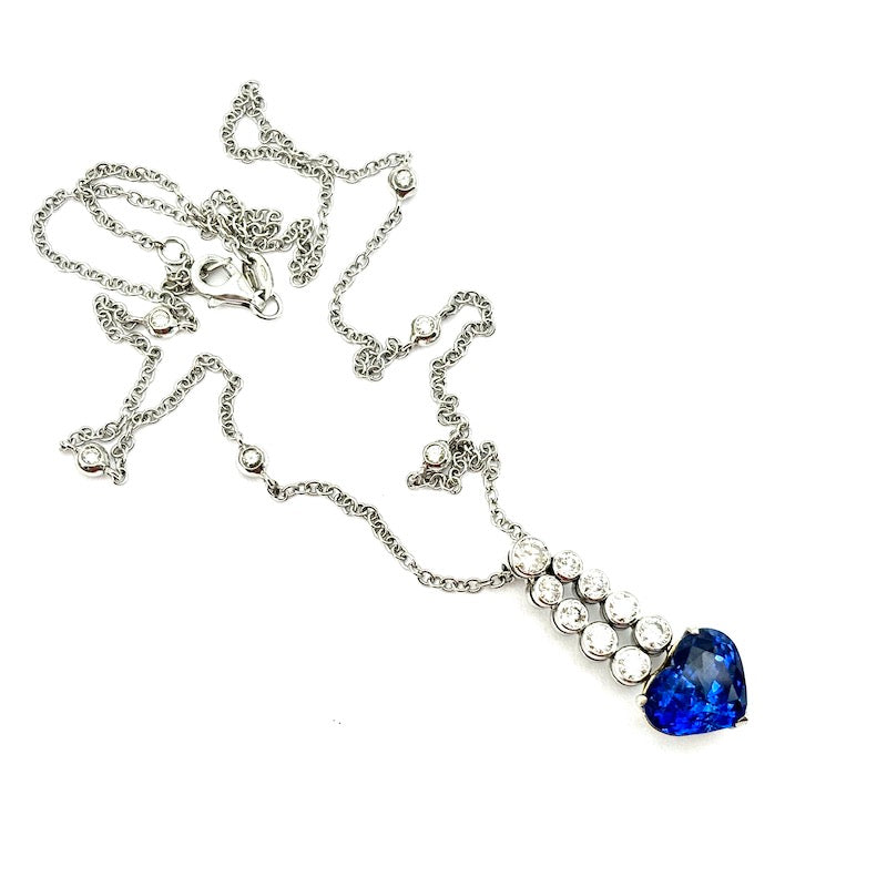 Ciondolo cuore di zaffiro da 8 ct, con brillanti e catena in oro bianco e brillanti; 11.56 gr