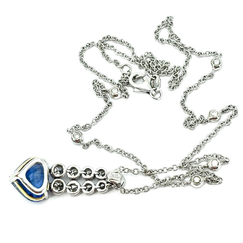 Ciondolo cuore di zaffiro da 8 ct, con brillanti e catena in oro bianco e brillanti; 11.56 gr