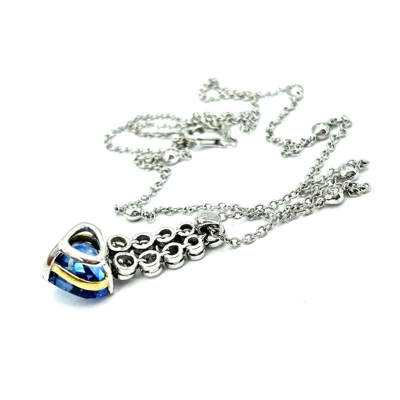Ciondolo cuore di zaffiro da 8 ct, con brillanti e catena in oro bianco e brillanti; 11.56 gr