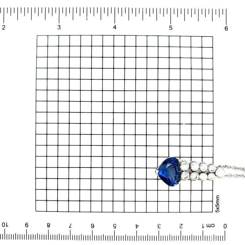 Ciondolo cuore di zaffiro da 8 ct, con brillanti e catena in oro bianco e brillanti; 11.56 gr