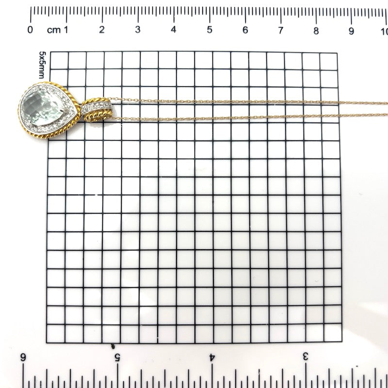 Ciondolo goccia acquamarina, diamanti e oro bicolore; 4.96 gr