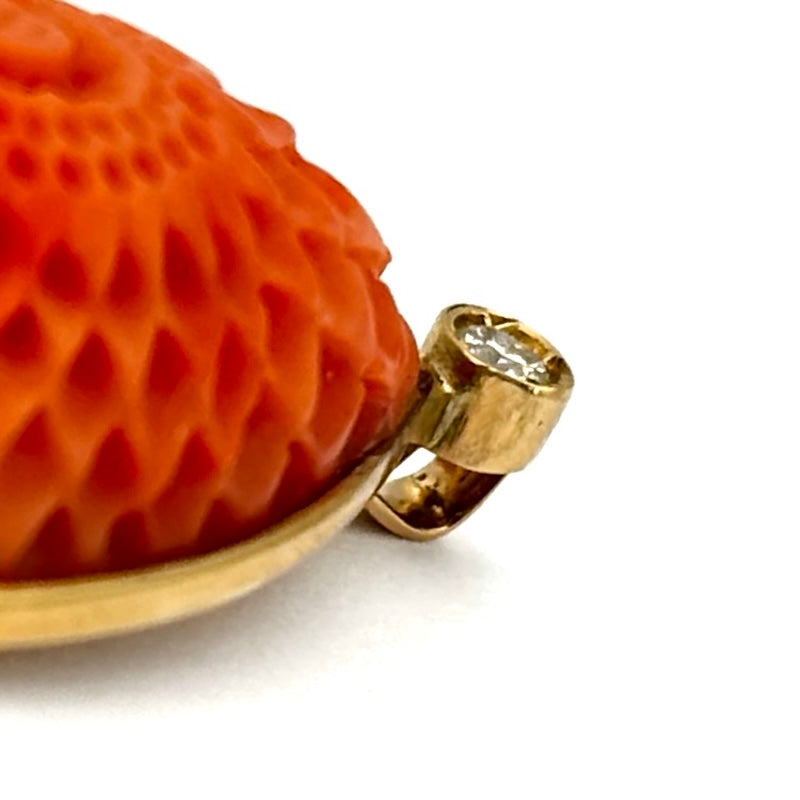 Ciondolo goccia corallo inciso, brillante e oro; 8.86 gr