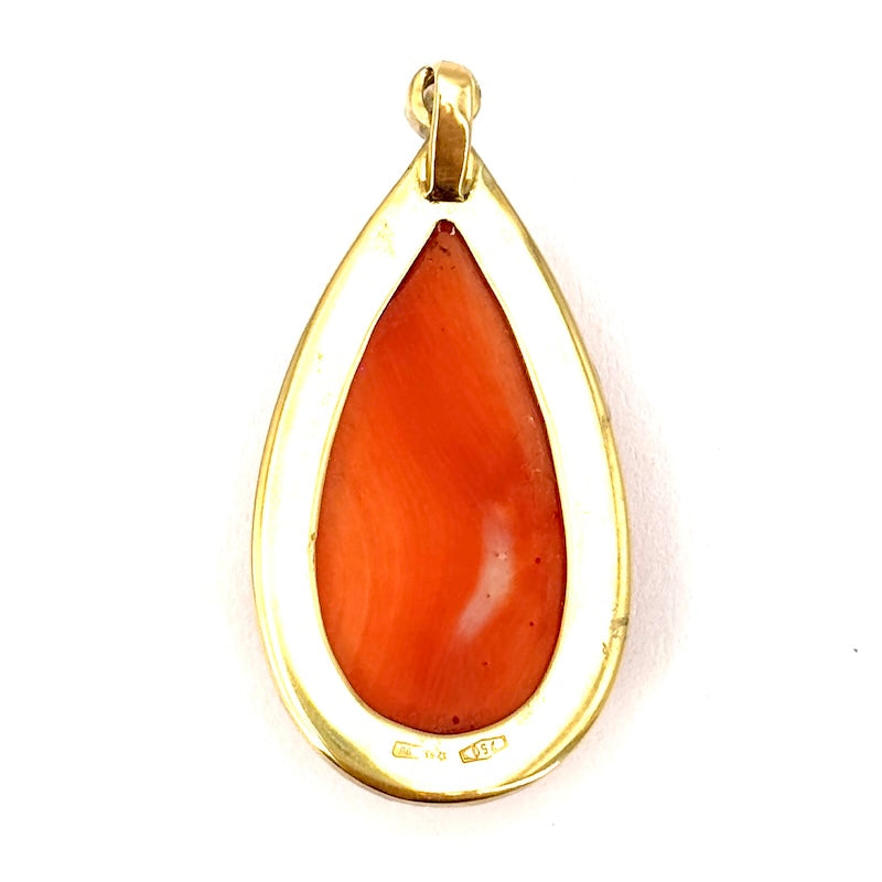 Ciondolo goccia corallo inciso, brillante e oro; 8.86 gr