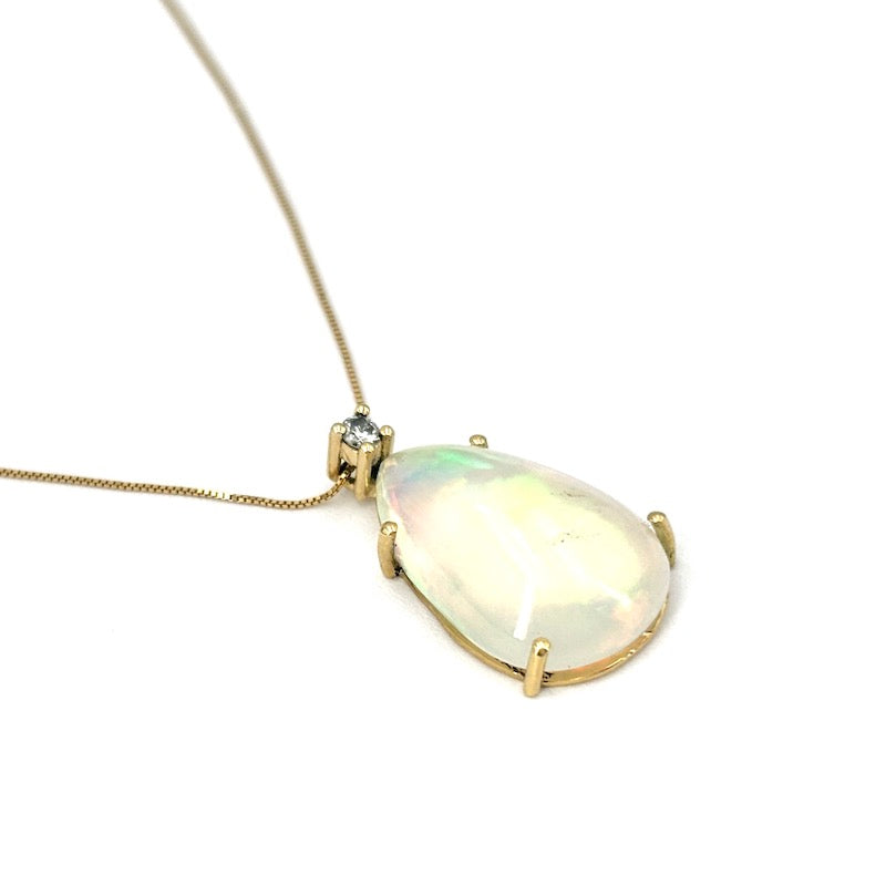 Ciondolo goccia opale con brillante e catenina in oro gaillo; 2.9 gr