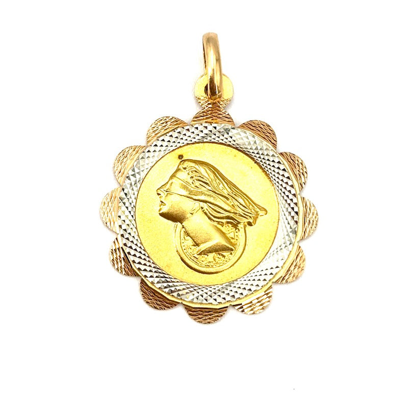 Ciondolo medaglia Dea Bendata, oro 18 kt; 5.52 gr