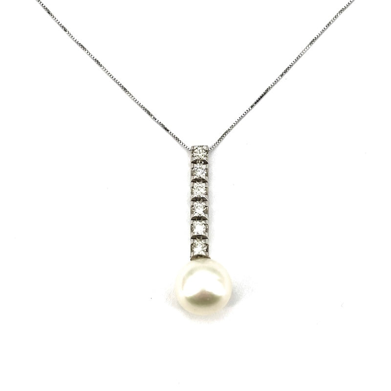 Ciondolo perla Akoya e brillanti, oro bianco; 2.80 gr