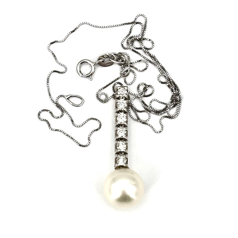 Ciondolo perla Akoya e brillanti, oro bianco; 2.80 gr