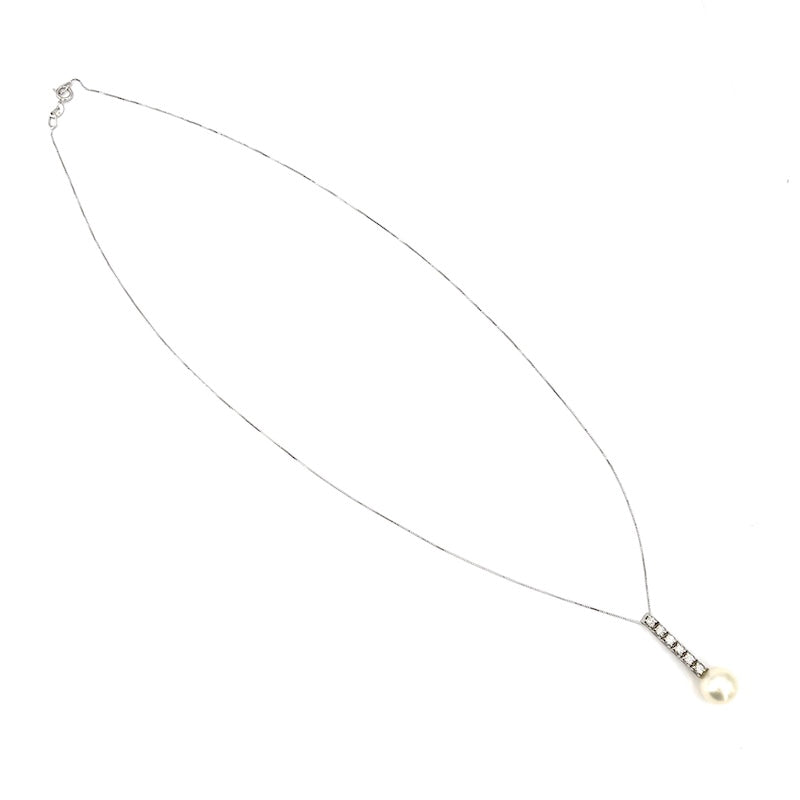 Ciondolo perla Akoya e brillanti, oro bianco; 2.80 gr