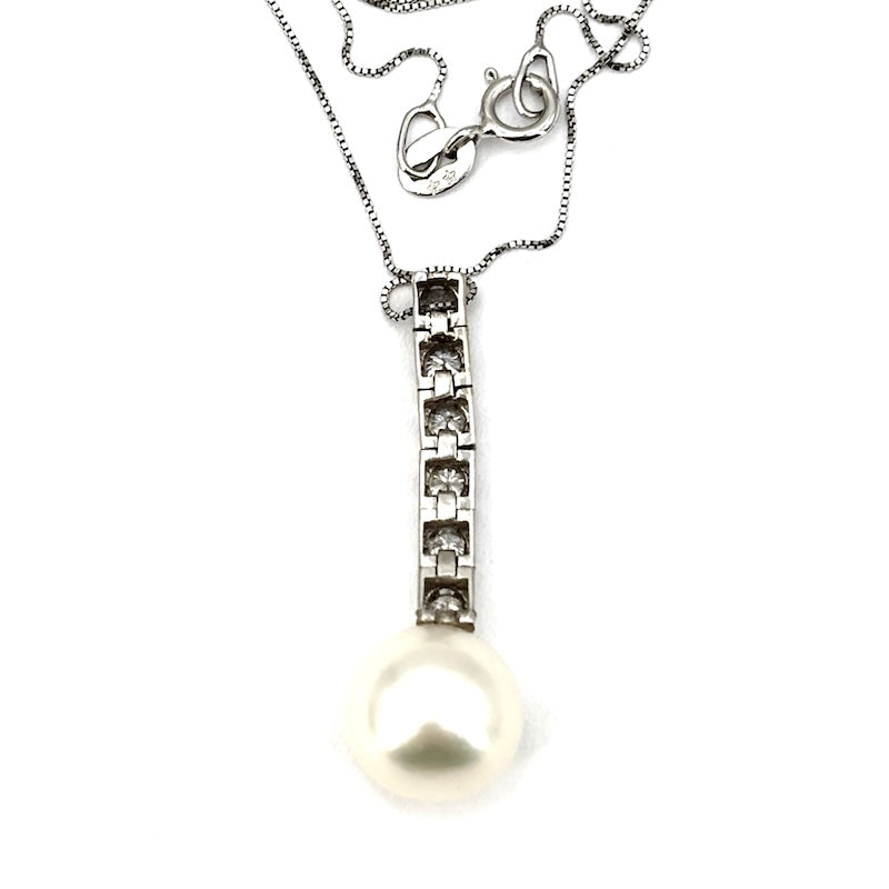 Ciondolo perla Akoya e brillanti, oro bianco; 2.80 gr