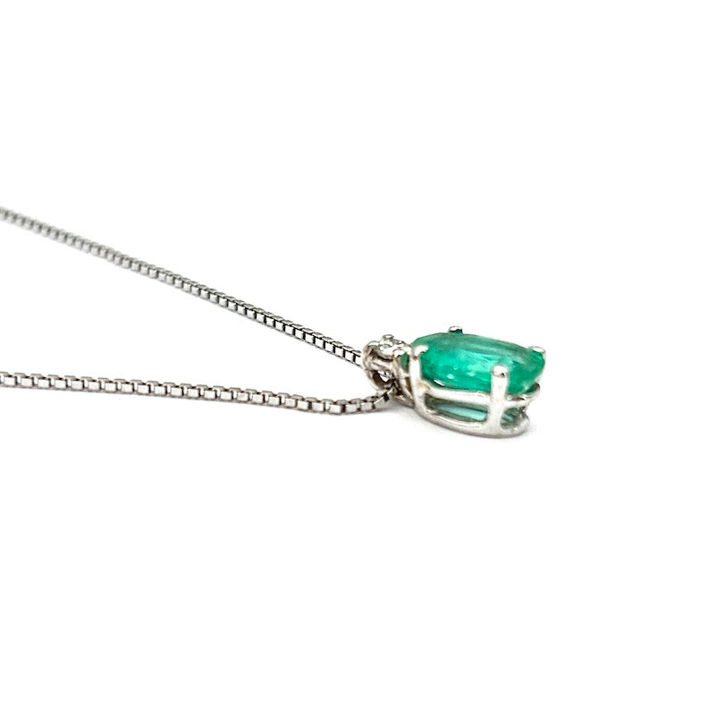 Ciondolo punto luce smeraldo, brillante e oro; 2.17 gr