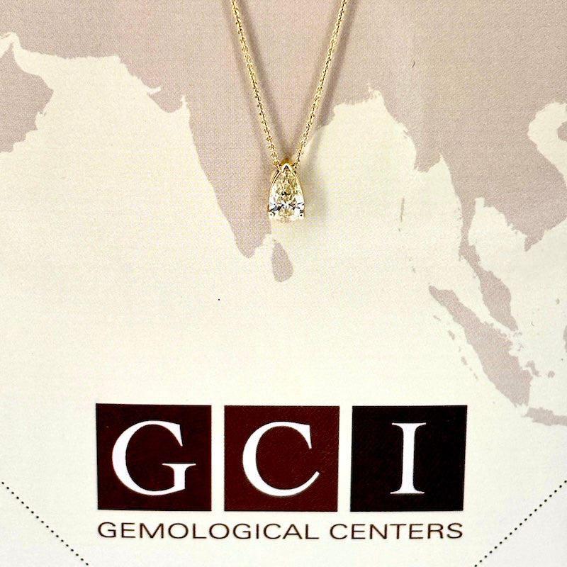 Ciondolo punto luce solitario di diamante fancy a goccia e oro giallo - 0.72 ct; 1.62 gr