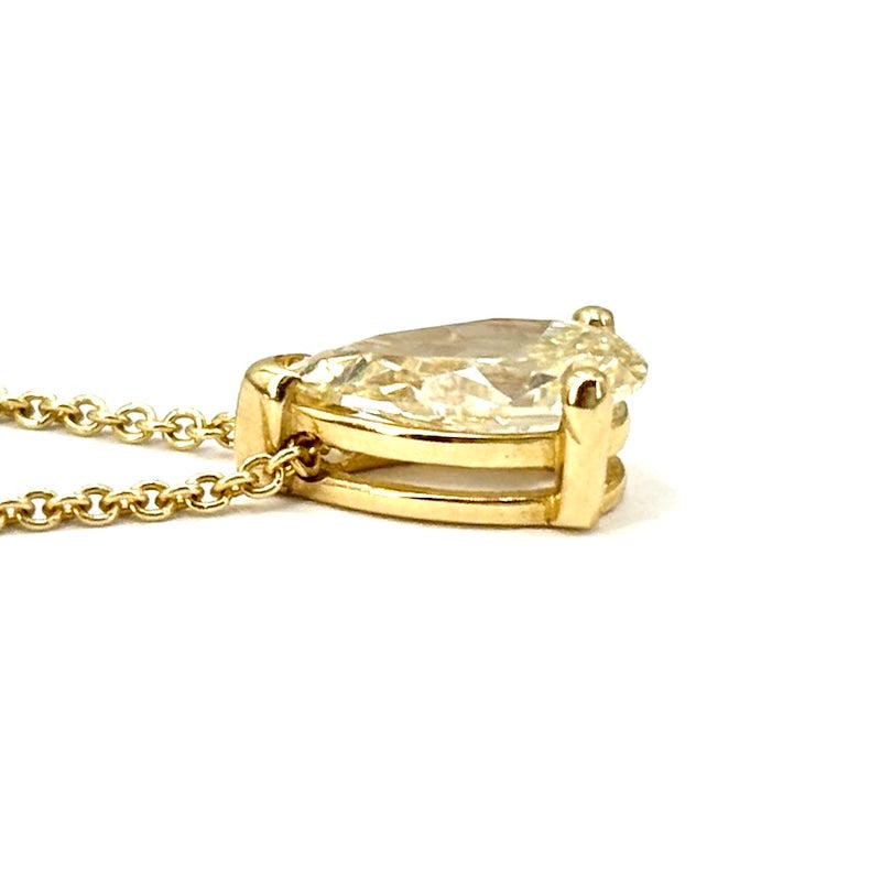 Ciondolo punto luce solitario di diamante fancy a goccia e oro giallo - 0.72 ct; 1.62 gr