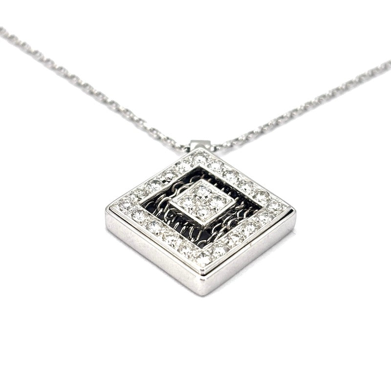 Ciondolo quadro di brillanti, con catena in oro bianco; 9.3 gr