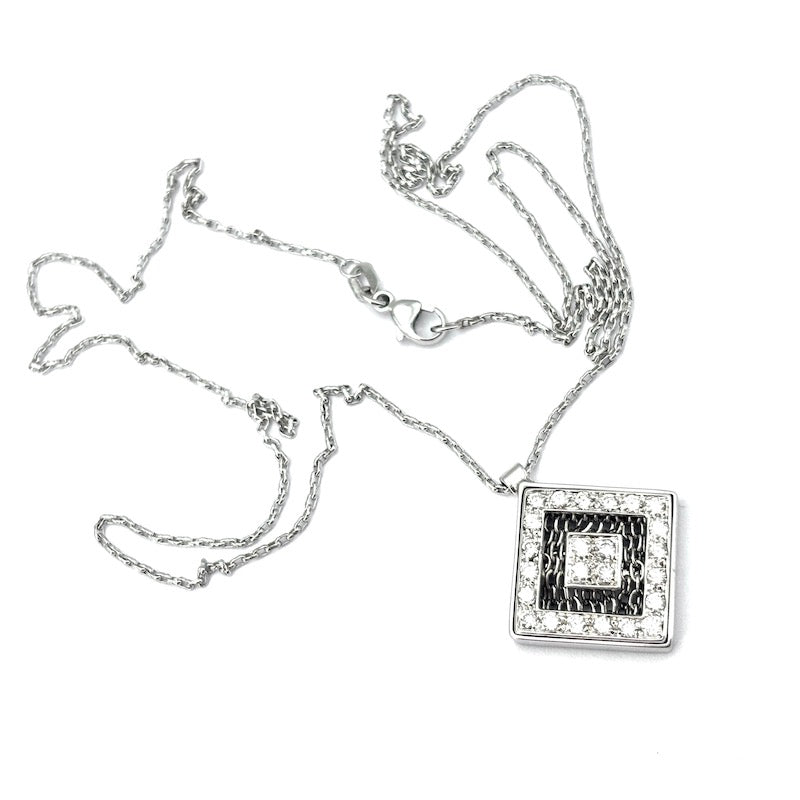 Ciondolo quadro di brillanti, con catena in oro bianco; 9.3 gr