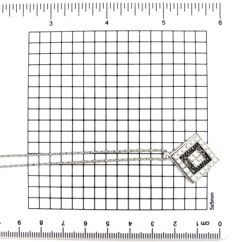 Ciondolo quadro di brillanti, con catena in oro bianco; 9.3 gr