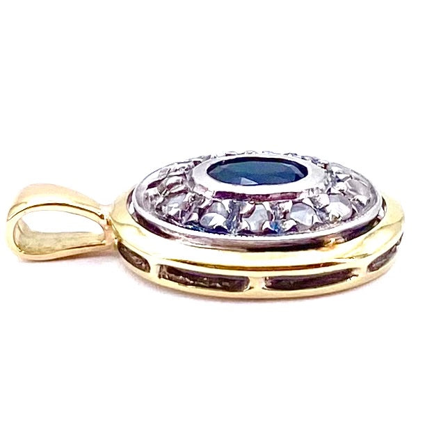Ciondolo toppa ovale, zaffiro e diamanti; 3.23 gr