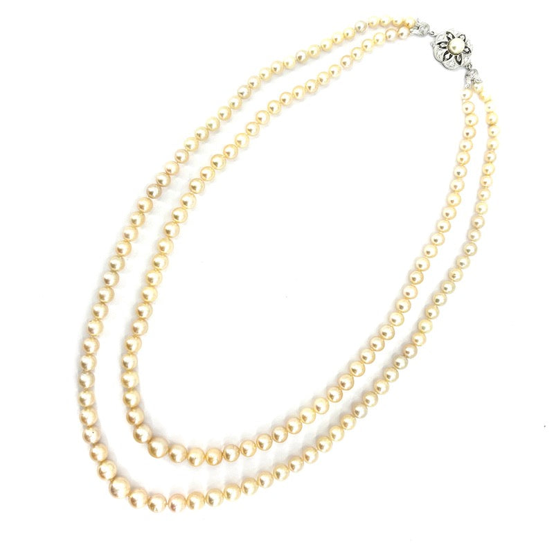 Collana doppio filo di perle, chiusura fiore in stile oro, perla e brillanti; 56.72 gr - 48 cm