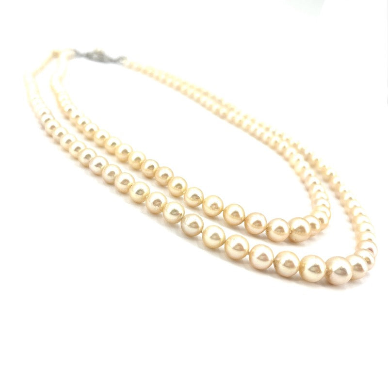 Collana doppio filo di perle, chiusura fiore in stile oro, perla e brillanti; 56.72 gr - 48 cm