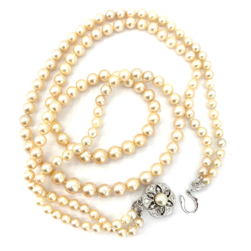 Collana doppio filo di perle, chiusura fiore in stile oro, perla e brillanti; 56.72 gr - 48 cm