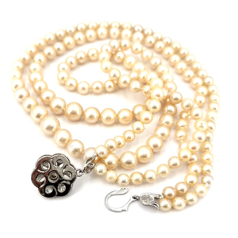 Collana doppio filo di perle, chiusura fiore in stile oro, perla e brillanti; 56.72 gr - 48 cm