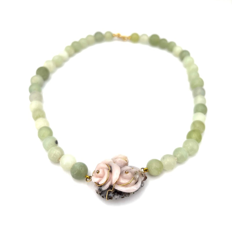 Collana girocollo giada e rose di quarzo; 67.03 gr, 45 cm