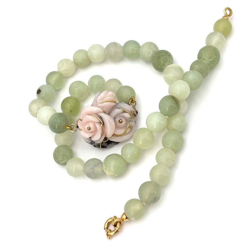 Collana girocollo giada e rose di quarzo; 67.03 gr, 45 cm