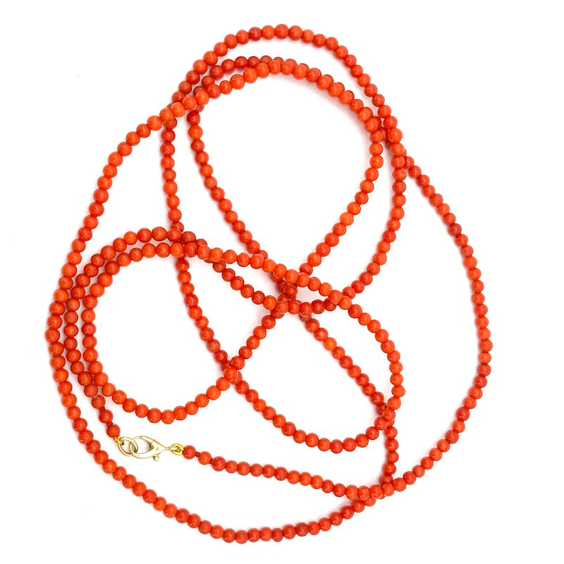 Collana lunga microsfere corallo, oro - 122 cm; 25.93 gr