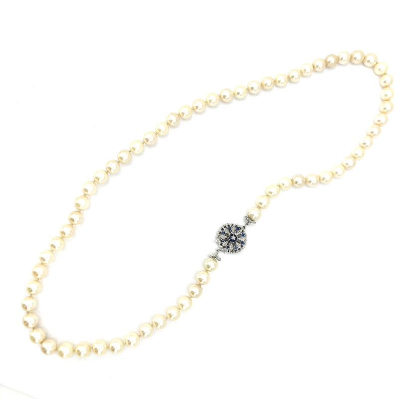 Collana perle Akoya, chiusura fiore in stile oro bianco e zaffiri; 58 cm - 52.55 gr