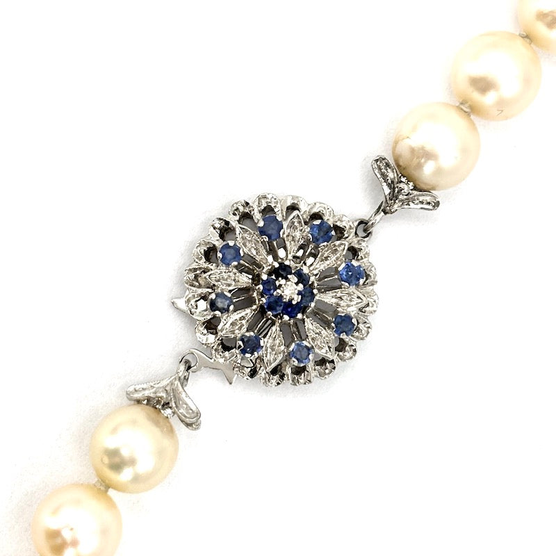 Collana perle Akoya, chiusura fiore in stile oro bianco e zaffiri; 58 cm - 52.55 gr