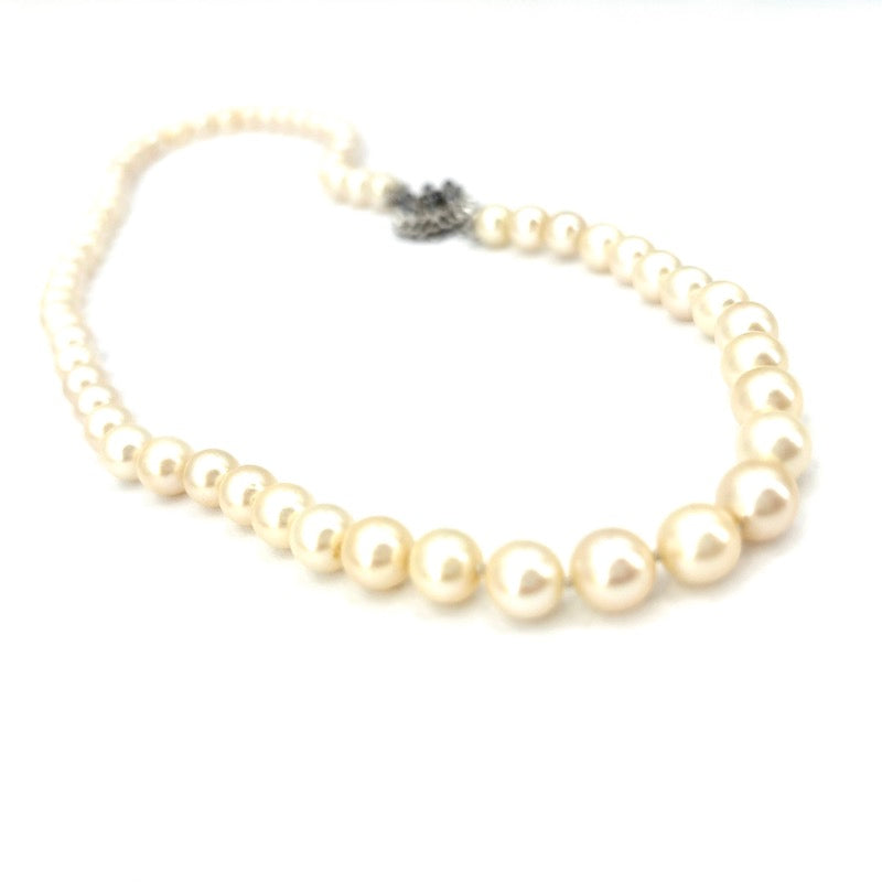 Collana perle Akoya, chiusura fiore in stile oro bianco e zaffiri; 58 cm - 52.55 gr
