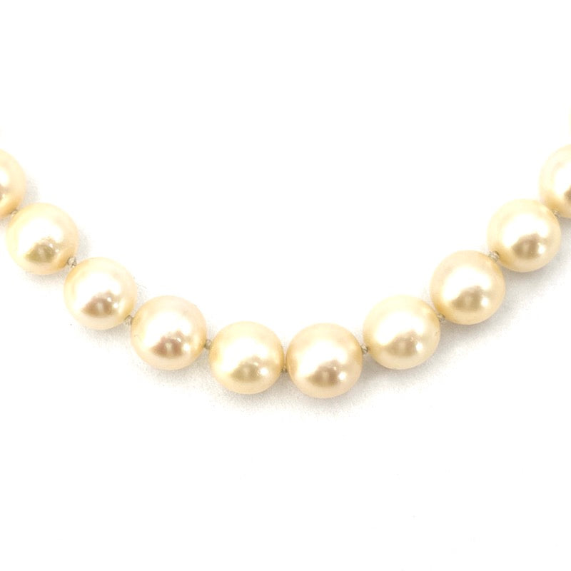 Collana perle Akoya, chiusura fiore in stile oro bianco e zaffiri; 58 cm - 52.55 gr