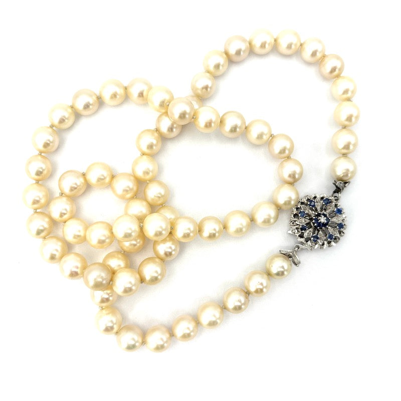Collana perle Akoya, chiusura fiore in stile oro bianco e zaffiri; 58 cm - 52.55 gr