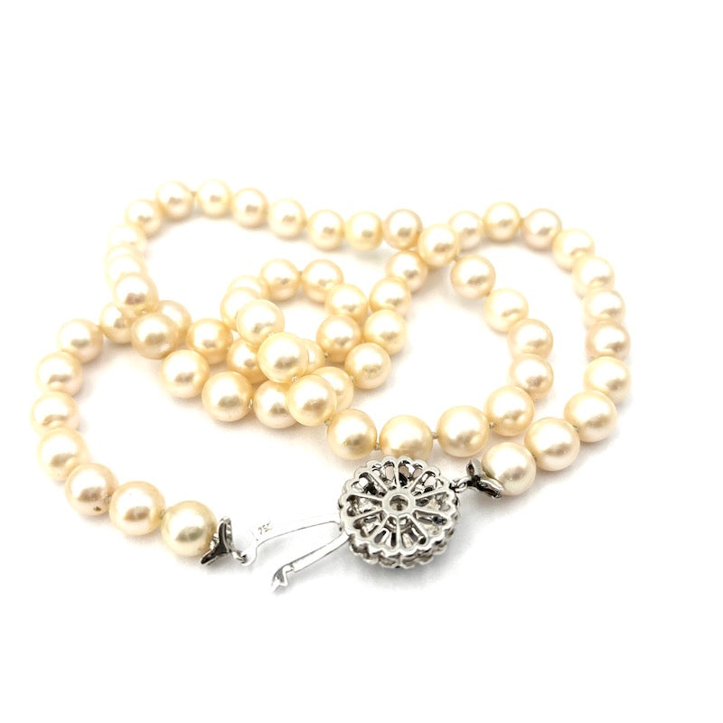 Collana perle Akoya, chiusura fiore in stile oro bianco e zaffiri; 58 cm - 52.55 gr