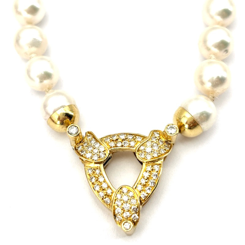 Collana perle Akoya, importante chiusura oro giallo e brillanti; 50 cm - 51.55 gr