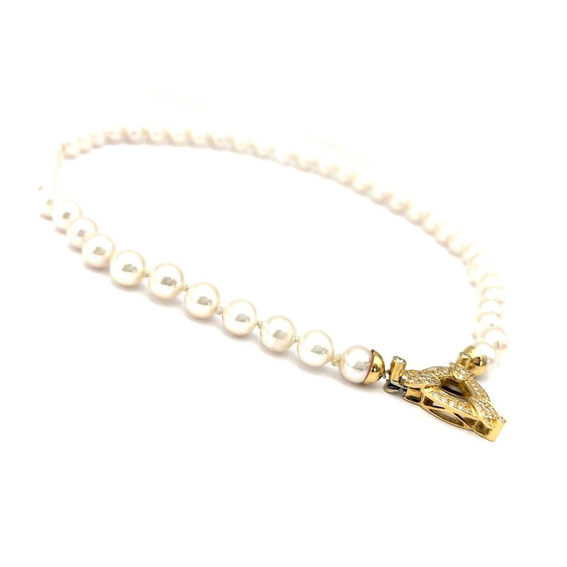 Collana perle Akoya, importante chiusura oro giallo e brillanti; 50 cm - 51.55 gr