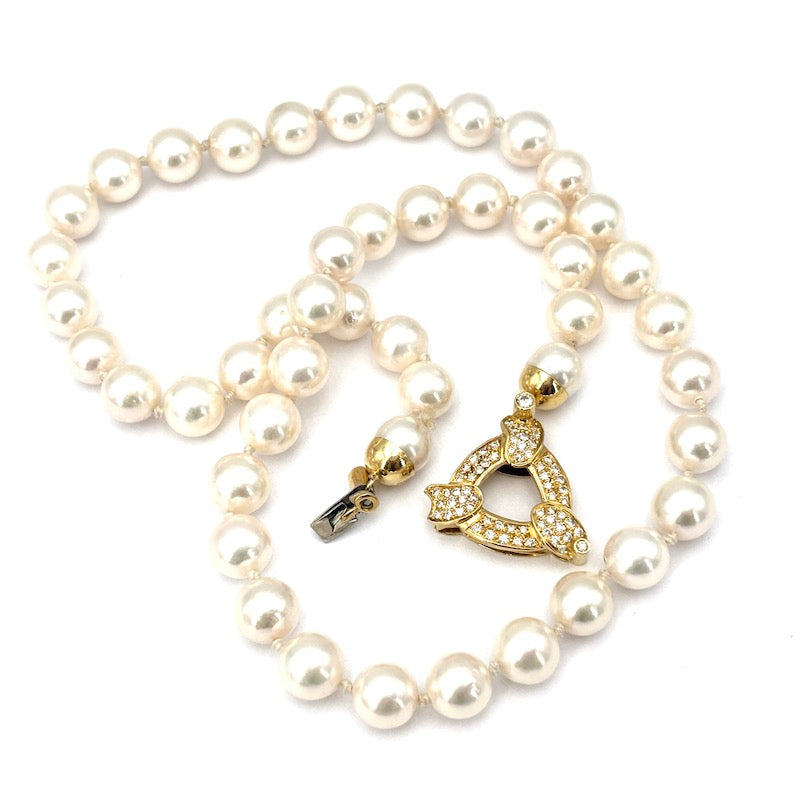 Collana perle Akoya, importante chiusura oro giallo e brillanti; 50 cm - 51.55 gr