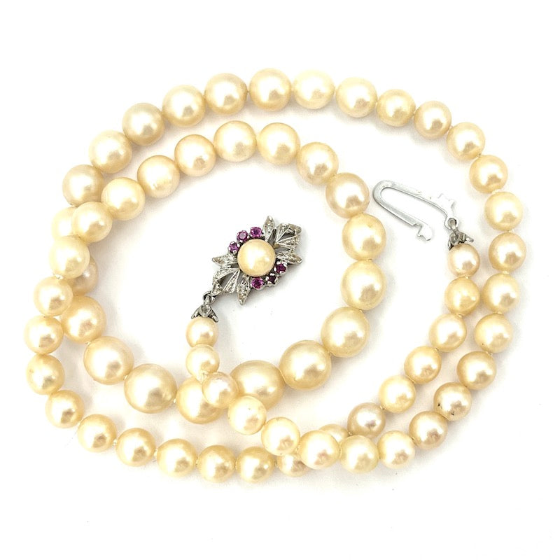 Collana perle a scalare, chiusura in stile oro bianco, rubini e perla; 36.02 gr - 47 cm