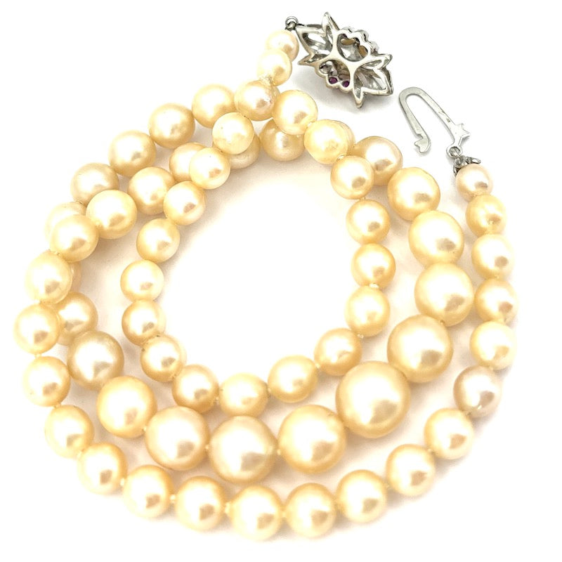 Collana perle a scalare, chiusura in stile oro bianco, rubini e perla; 36.02 gr - 47 cm