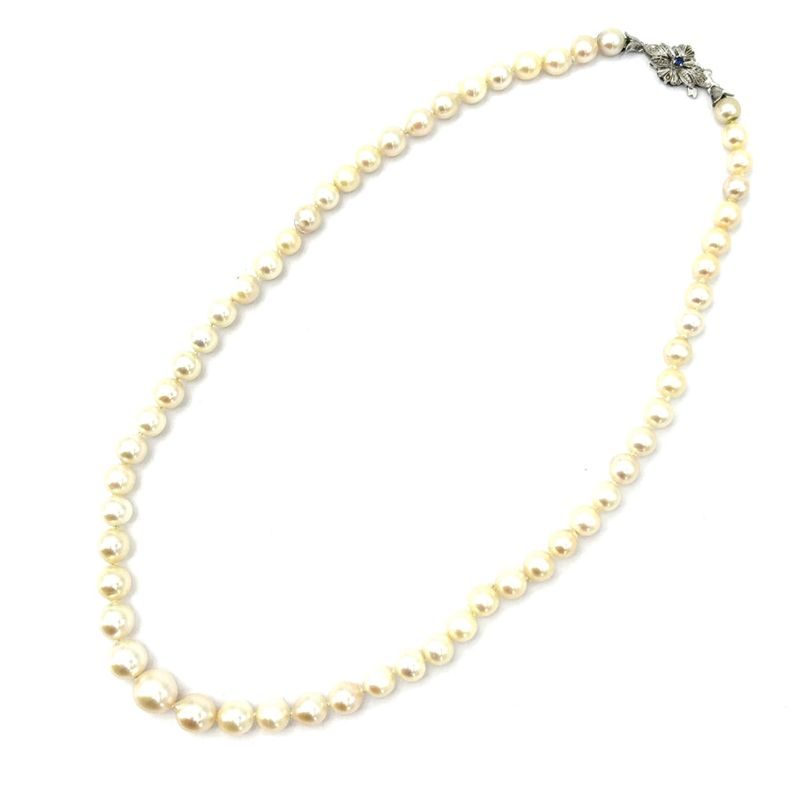 Collana perle a scalare, chiusura in stile oro bianco e zaffiro; 42 cm