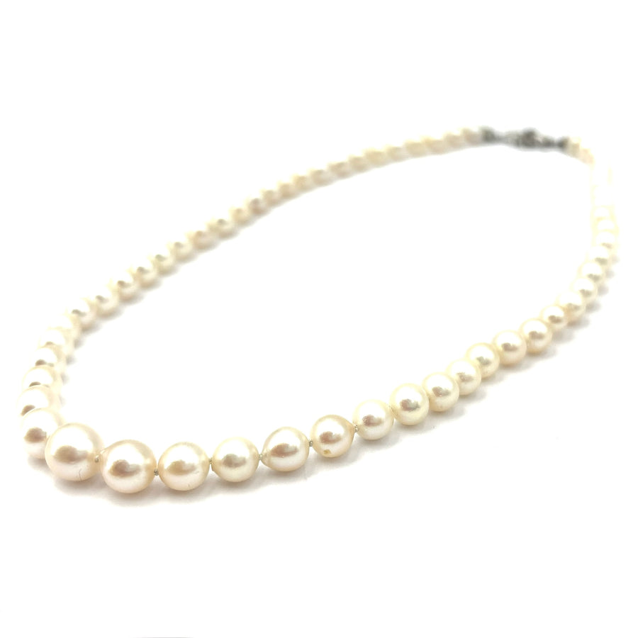 Collana perle a scalare, chiusura in stile oro bianco e zaffiro; 42 cm