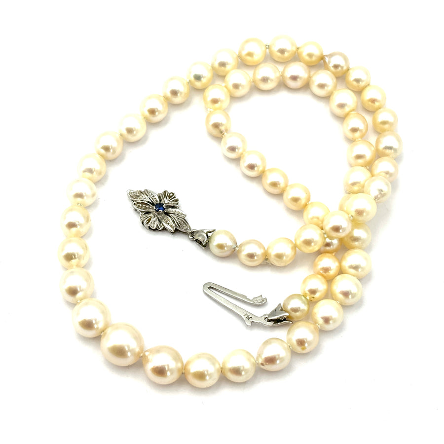 Collana perle a scalare, chiusura in stile oro bianco e zaffiro; 42 cm