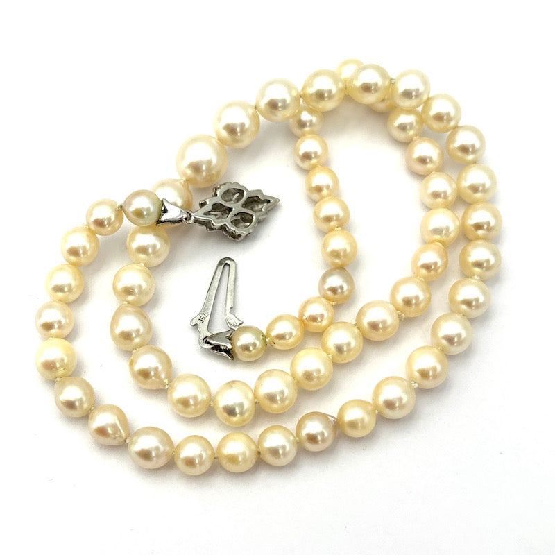 Collana perle a scalare, chiusura in stile oro bianco e zaffiro; 42 cm