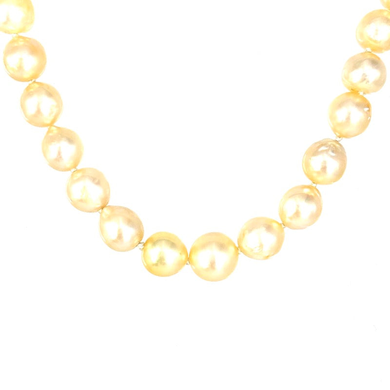 Collana perle baroccate a scalare, chiusura in stile oro bianco e zaffiri; 61 cm - 51.12 gr