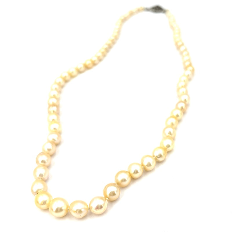 Collana perle baroccate a scalare, chiusura in stile oro bianco e zaffiri; 61 cm - 51.12 gr