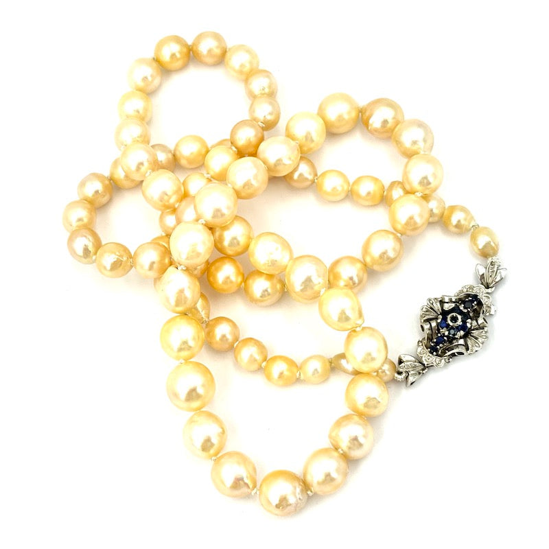 Collana perle baroccate a scalare, chiusura in stile oro bianco e zaffiri; 61 cm - 51.12 gr