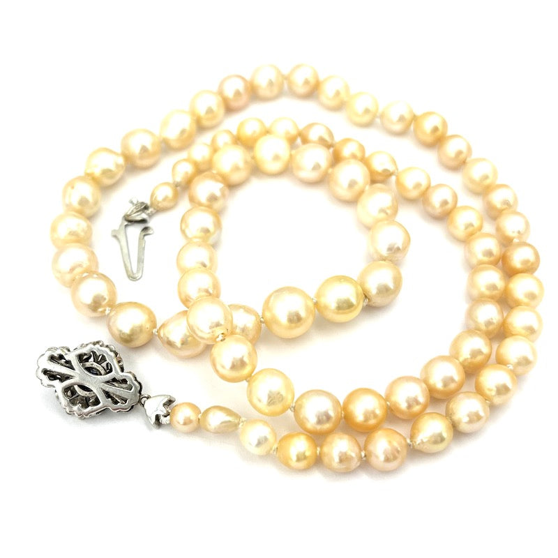 Collana perle baroccate a scalare, chiusura in stile oro bianco e zaffiri; 61 cm - 51.12 gr