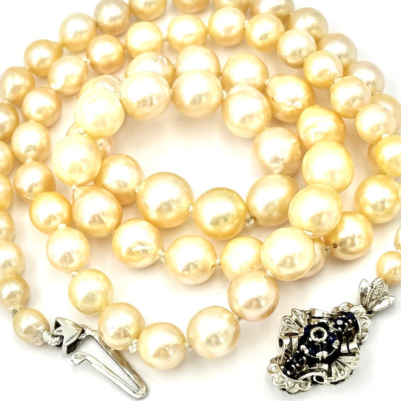 Collana perle baroccate a scalare, chiusura in stile oro bianco e zaffiri; 61 cm - 51.12 gr