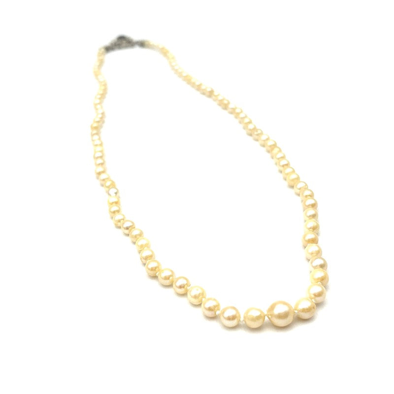 Collana perline a scalare, chiusura in stile oro bianco e zaffiri; 48 cm