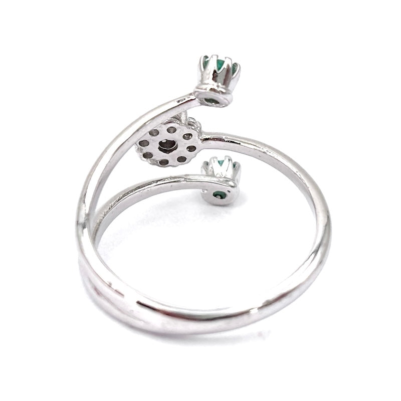 Anello contrariè fiore brillanti, smeraldi, oro bianco; 3.67 gr